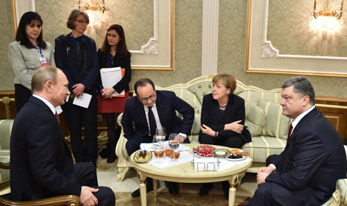 Phút nghỉ ngơi hiếm hoi của 4 nhà lãnh đạo tại Minsk - Ảnh: AFP 