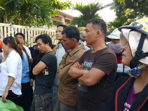 Người dân chờ vào viếng ông Nguyễn Bá Thanh - Ảnh: Diệu Hiền