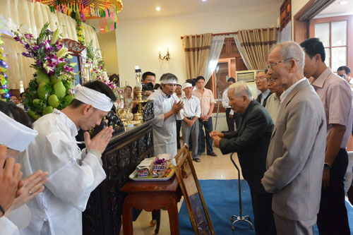 Nhiều đồng chí lớn tuổi chờ đợi để vào viếng ông Nguyễn Bá Thanh từ rất sớm