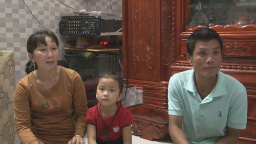 Ba và mẹ của bé Minh không bao giờ quên những cái Tết ấm áp của gia đình nơi Trường Sa - Ảnh: Tấn Cư