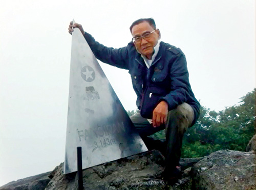 Cụ Huỳnh Văn Ráng chinh phục “nóc nhà Đông Dương” vào tháng 6.2014 ở tuổi 83 - Ảnh: nhân vật cung cấp 