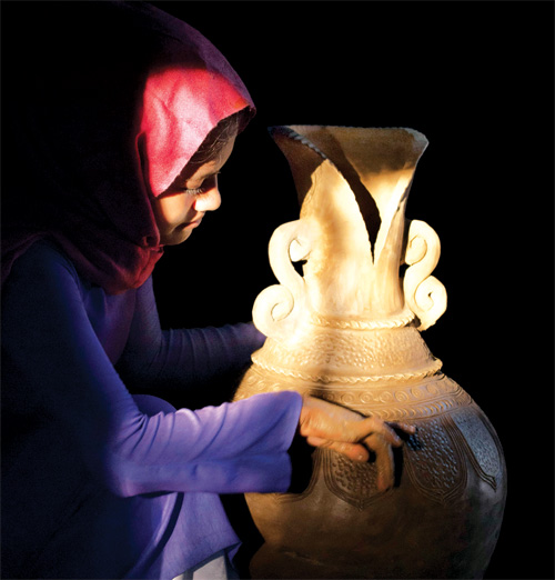Nghệ nhân tạo hình gốm - Ảnh: Trung Hoàng 