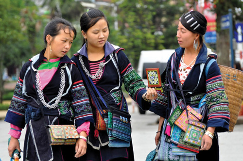 Phụ nữ Mông xuống chợ - Ảnh: Mai Thanh Hải