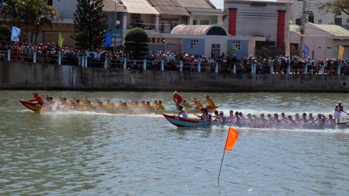 	Các thuyền đua tranh tài trên từng con nước