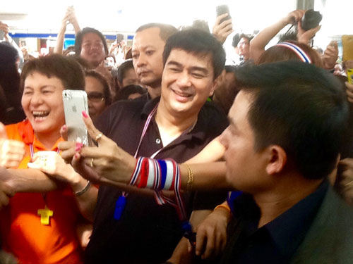 Ông Abhisit và những người ủng hộ - Ảnh: Minh Quang