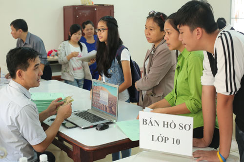 Phụ huynh và học sinh nộp hồ sơ lớp 10 năm học 2014 - 2015 - Ảnh: Đào Ngọc Thạch 