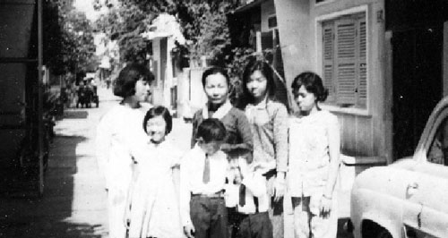 Nghệ sĩ Kim Cúc cùng các con ở trước nhà năm 1966 - Ảnh: gia đình nghệ sĩ Năm Châu cung cấp