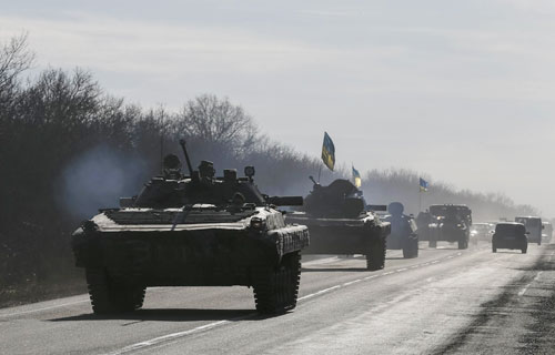 Các phương tiện quân sự của quân đội Ukraine ở gần thành phố Artemivsk ngày 25.2 - Ảnh: Reuters 