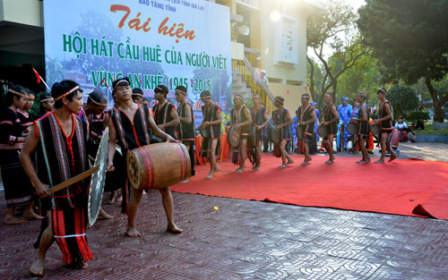 Biểu diễn cồng chiêng, múa xoang trong sắc xuân Tây Nguyên