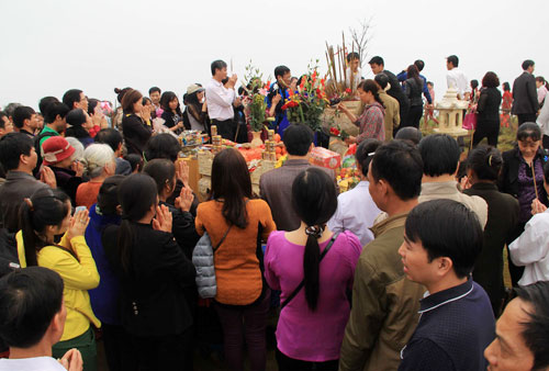 Hàng vạn du khách đã hành hương lên đỉnh Ngàn Nưa tham dự lễ mở cửa trời 