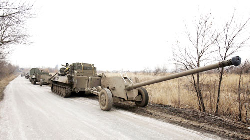 Quân đội Ukraine kéo pháo khỏi vùng chiến sự ở miền đông - Ảnh: AFP 