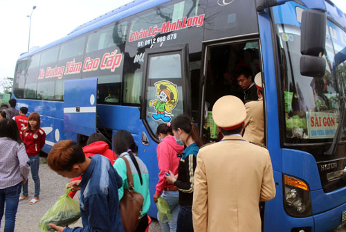 Xe khách 42 chỗ chở 76 hành khách bị CSGT Thanh Hóa bắt giữ chiều 26.2 -  Ảnh: Ngọc Minh