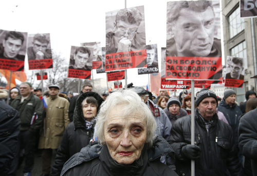 Người dân xuống đường tưởng nhớ ông Nemtsov ngày 1.3 - Ảnh: Reuters