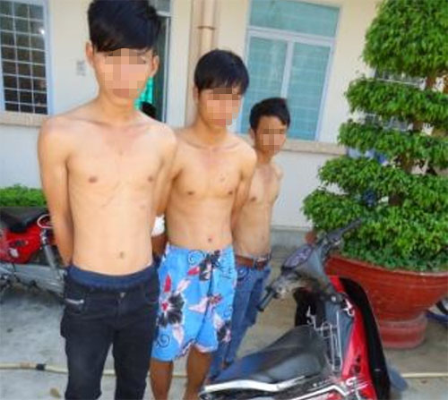 Ba tên cướp và vật chứng tại Công an thành phố Kon Tum - Ảnh do công an TP.Kon Tum cung cấp