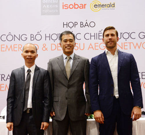 Ông Nguyễn Khoa Hồng Thành (trái) cùng các đối tác bên tập đoàn Isobar 