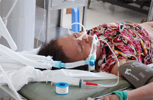 Người phụ nữ đang được cấp cứu tại bệnh viện đa khoa Tây Ninh