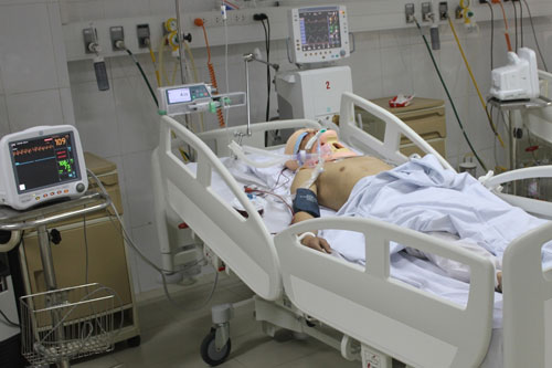 Nguyễn Văn Lưu đang nằm điều trị tại Bệnh viện Hữu nghị Đa khoa Nghệ An - Ảnh: Hòa Dũng