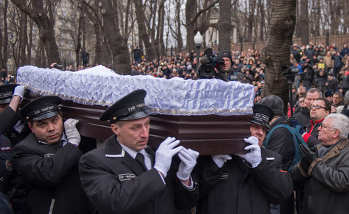 Hàng ngàn người tiễn đưa ông Nemtsov - Ảnh: AFP