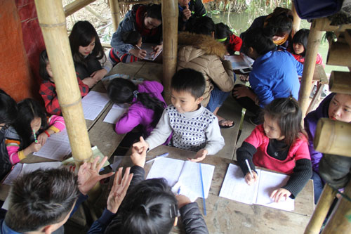 Lớp học trong những cái chòi tạm bợ ven sông của các sinh viên tình nguyện - Ảnh: Phan Ngọc