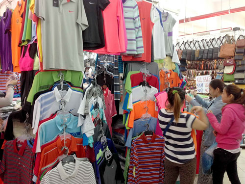 Hàng hóa thời trang tại Saigon Square luôn nhộn nhịp khách hàng - Ảnh: D.Đ.M