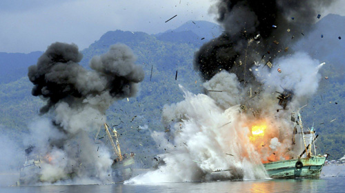 Tàu cá VN bị hải quân Indonesia bắn chìm ngày 5.12.2014 - Ảnh: Reuters 