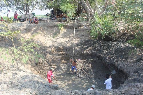 Người dân xã Phước Trung đào ao trữ nước