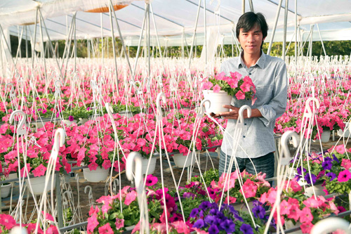 Nguyễn Anh Duy trong vườn hoa chậu trị giá tiền tỉ của mình - Ảnh: Đào Ngọc Thạch 