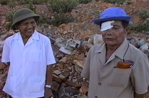 Ông Lê Văn Hiền (tức Tám Hiền- trái) cố Bí thư Tỉnh ủy Bình Thuận, người từng sát cánh cùng cụ Tiệp hàng chục năm trời tìm vàng trên núi Tàu- ảnh năm 1993 (cắt từ Video clip)