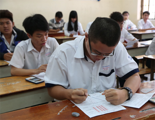  Học sinh lớp 12 Trường THPT Phan Đăng Lưu (Q.Bình Thạnh, TP.HCM) thi giữa học kỳ môn tiếng Anh - Ảnh: Đào Ngọc Thạch