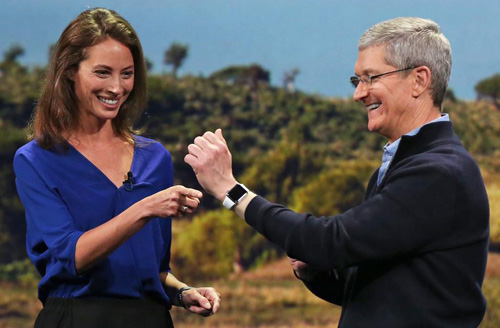 Cựu siêu mẫu Christy Turlington Burns xuất hiện cùng CEO Tim Cook trong lễ ra mắt đồng hồ Apple - Ảnh: Reuters