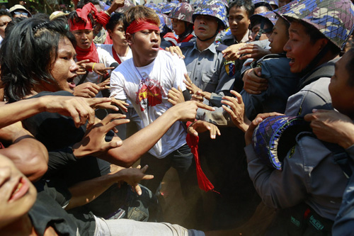 Cảnh sát Myanmar đụng độ với sinh viên tại Latpadan - Ảnh: Reuters