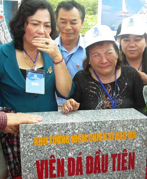 Mẹ Nguyễn Thị Hằng không cầm được nước mắt khi đứng bên viên đá đầu tiên khu tưởng niệm - Ảnh: Nguyễn Chung