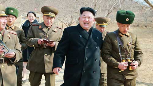 Cô Kim Yeo-jong (thứ ba từ trái sang) trong chuyến thăm căn cứ quân sự của ông Kim Jong-un hôm 12.3 - Ảnh: Chosun Ilbo