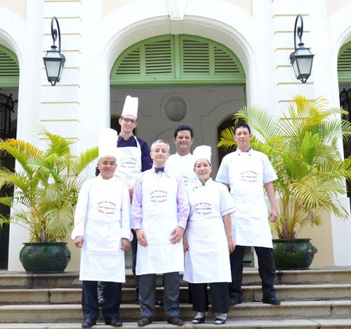 Tổng lãnh sự Pháp Emmanuel Ly-Batallan (thứ 2, hàng đầu) và các đầu bếp tại TP.HCM tham gia chương trình “Goût de France” - Ảnh: Ban tổ chức Goût de France cung cấp