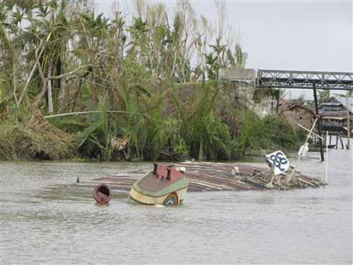 Một vụ chìm tàu ở Myanmar - Ảnh: Reuters