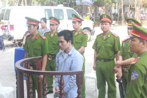 Bị cáo Sơn nhận mức án 9 năm tù - Ảnh: Giang Phương