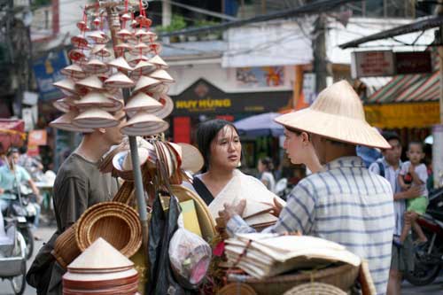 Nón lưu niệm được bán dạo tại Hà Nội - Ảnh: Ngọc Thắng 