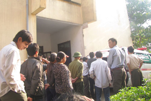 Sau khi bệnh nhân Sơn tử vong, rất đông người nhà đã “vây” Bệnh viện đa khoa huyện Lộc Hà