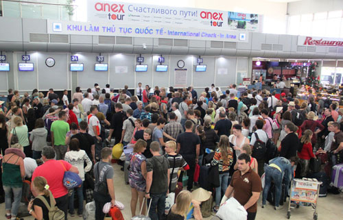 Lượng hành khách đến sây bay Cam Ranh liên tục tăng dẫn đến quá tải 