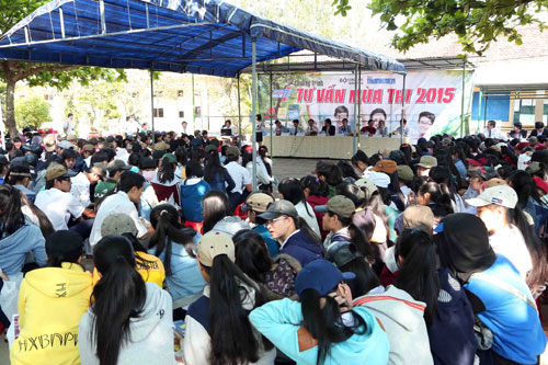 Chương trình Tư vấn mùa thi diễn ra tại H.Đông Hòa, tỉnh Phú Yên vào sáng 15.3 - Ảnh: Đào Ngọc Thạch
