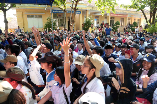 Gần 800 học sinh các trường THPT: Nguyễn Văn Linh, Nguyễn Công Trứ, Lê Thánh Tôn, Lê Trung Kiên thuộc huyện Đông Hòa đã có mặt từ rất sớm để tham gia chương trình