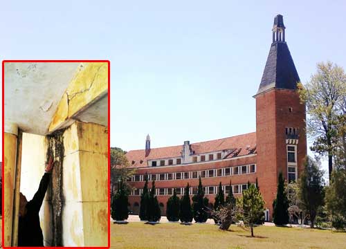 Di tích kiến trúc quốc gia Trường cao đẳng Sư phạm Đà Lạt; ở khu hội trường B tường bị thấm nứt bong tróc (ảnh nhỏ) Ảnh: G.B