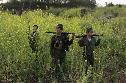 Các tay súng thuộc phe nổi dậy MNDAA tuần tra ở Kokang - Ảnh: Reuters