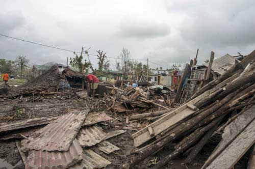 90% nhà cửa ở Port Villa bị hư hại vì bão - Ảnh: Reuters