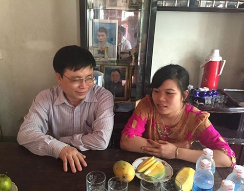 Ông Bùi Đình Long thăm hỏi và công bố quyết định tiếp nhận chị Trang - Ảnh: Thắng Việt