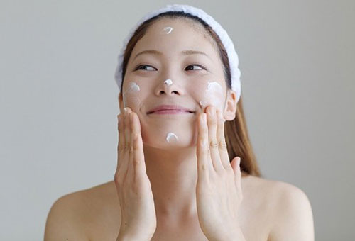 Thoa kem dưỡng da sẽ giúp da khỏe mạnh và sáng đẹp