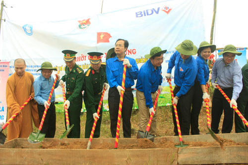 Lãnh đạo TƯ đoàn, Tỉnh đoàn Quảng Ninh, UBND huyện Cô Tô... làm lễ khởi công xây dựng cột cờ Tổ quốc trên đảo Trần