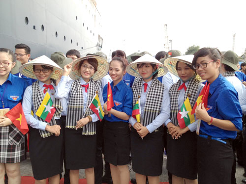 Thanh niên TP.HCM giao lưu với đại biểu các nước ASEAN trong chương trình Tàu thanh niên Đông Nam Á (SSEAYP) cập cảng Sài Gòn năm 2013 – Ảnh: Lê Thanh