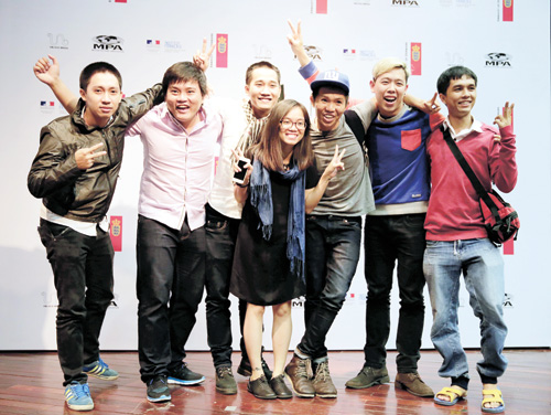  Trần Dũng Thanh Huy (thứ hai từ trái sang) cùng các bạn trẻ tham gia khóa học làm phim độc lập Hà Nội mùa xuân - Ảnh: T.L