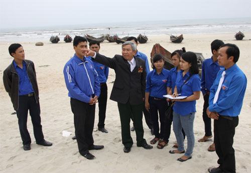 Ông Nguyễn Thế Công kể lại những ngày chèo thuyền ra tiếp tế đảo Cồn Cỏ cho các bạn trẻ nghe  - Ảnh: Nguyễn Phúc